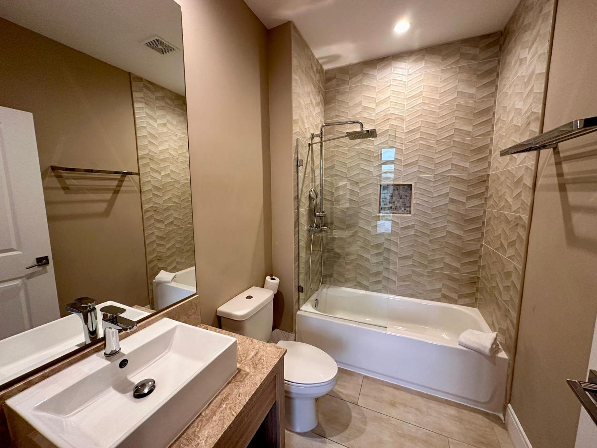 Luxury Home In Orlando With Private Hot Tub - 7 Min From Disney Parks - 3 Bedrooms And 4 Bathrooms! Extérieur photo