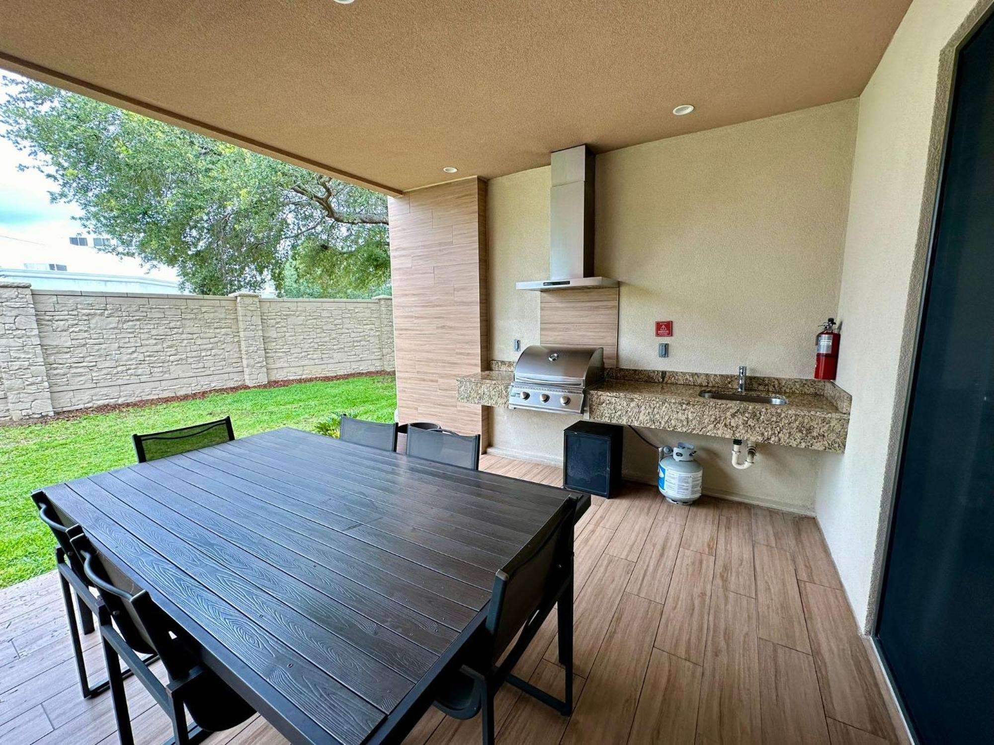 Luxury Home In Orlando With Private Hot Tub - 7 Min From Disney Parks - 3 Bedrooms And 4 Bathrooms! Extérieur photo